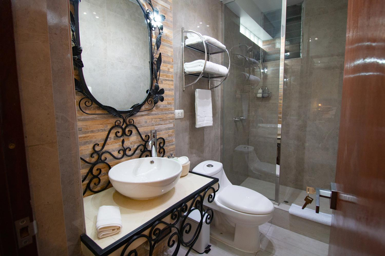 Bathroom 3, Valle del Sol, Urubamba