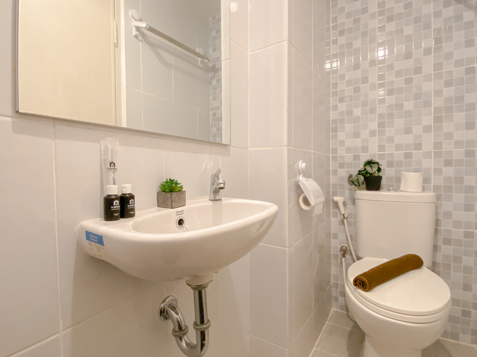 Bathroom 5, Minimalist Peach Touch Studio Apartment at Tokyo Riverside PIK 2 By Travelio, Tangerang