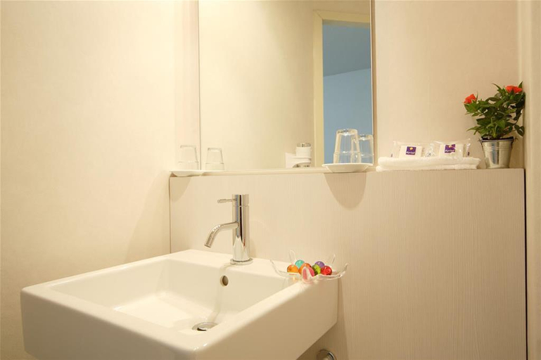 Bathroom 4, Kyriad Toulouse Blagnac Aéroport, Haute-Garonne