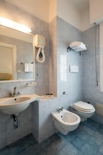 Bathroom 5, Hotel Continental, Ancona