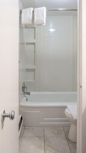 Bathroom 4, Knights Inn North Bay, Nipissing