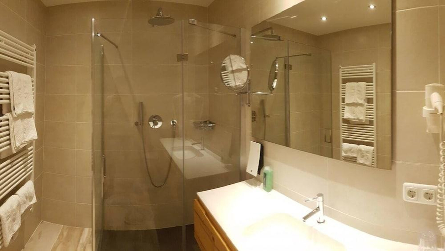 Bathroom 4, Hotel Larchenhof, Reutte