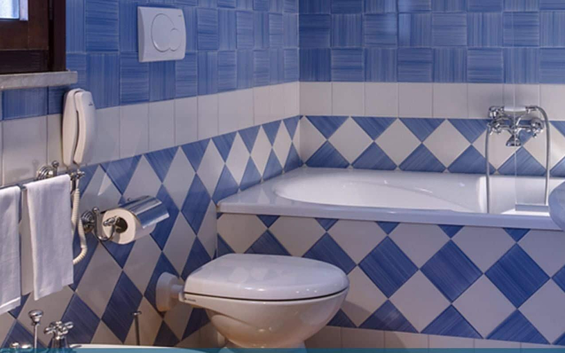 Bathroom 5, Hotel Mare Blu, Napoli
