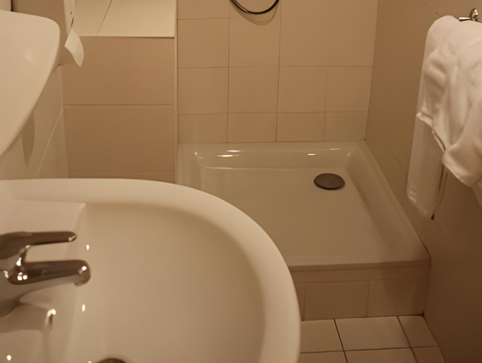 Bathroom 3, Hotel Taggat, Rhône