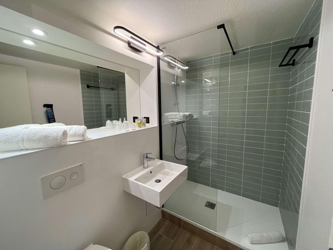 Bathroom 4, KYRIAD MARSEILLE - Vitrolles Aéroport, Bouches-du-Rhône