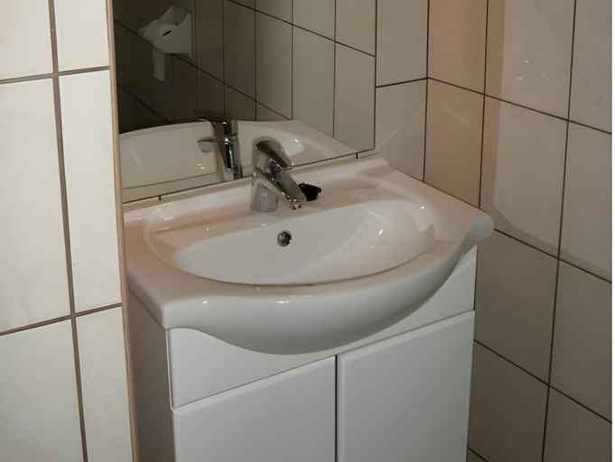 Bathroom 3, Hotel Zeta, Lenti