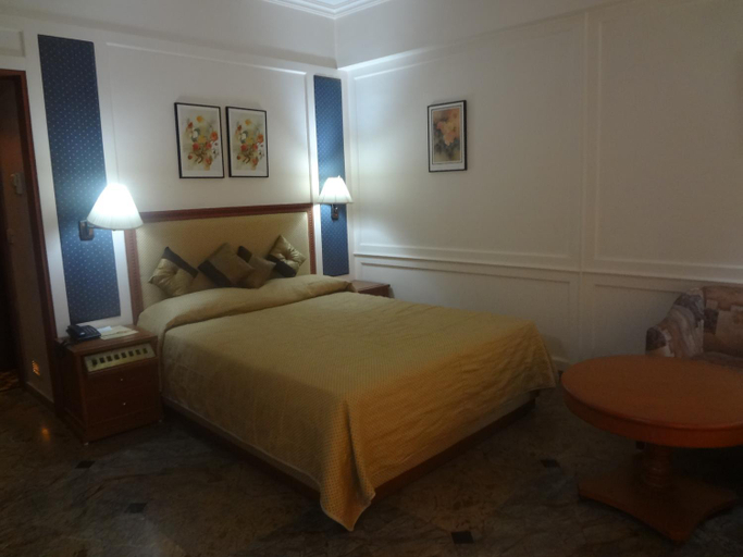 Bedroom, The HoteI Airport, Vadodara