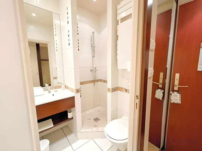 Bathroom 4, Globe Et Cecil, Rhône