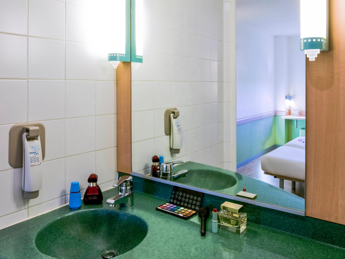 Bathroom 4, ibis budget Madrid Alcala de Henares La Dehesa, Madrid