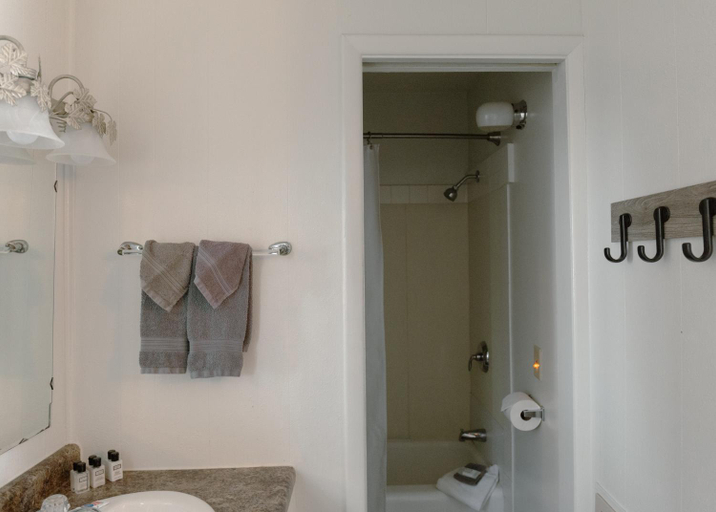 Bathroom 3, East Side Motel & Cabins, Walworth