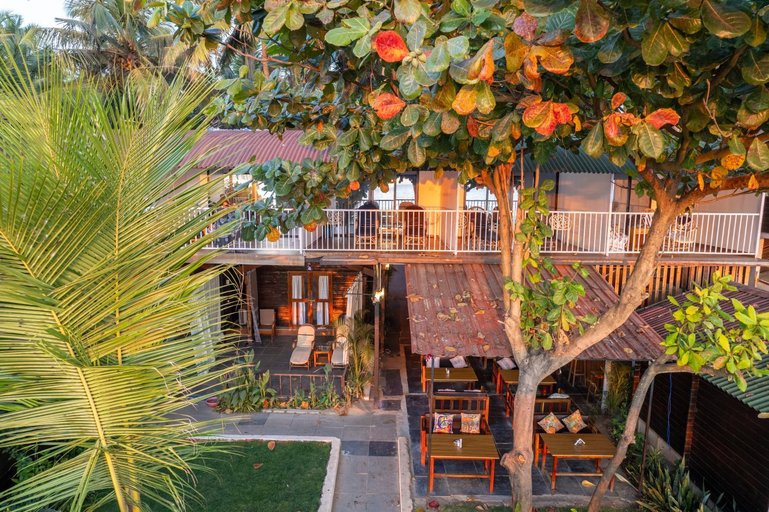 Exterior & Views