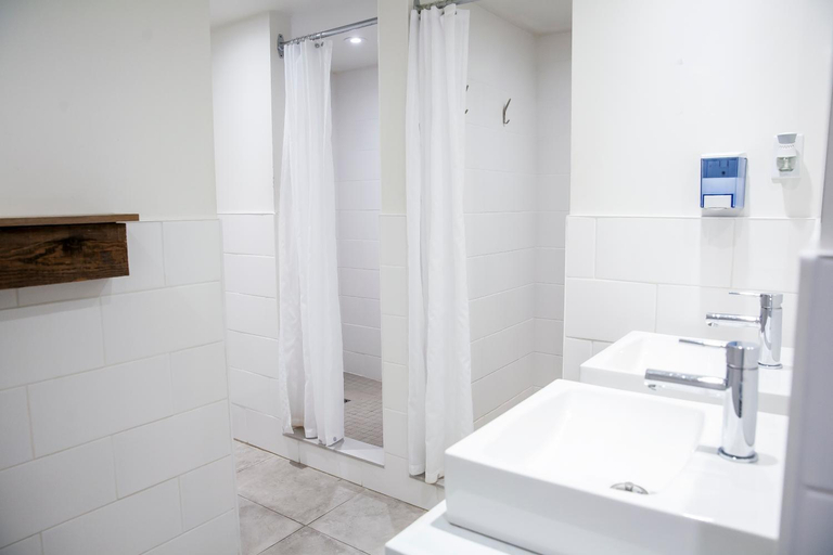 Bathroom 4, Manitonga Hostel, Les Laurentides