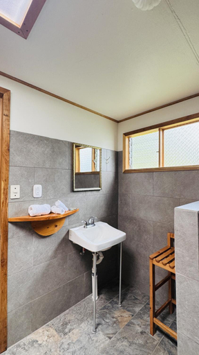 Bathroom 3, El Toucanet Lodge & Restaurante, Dota