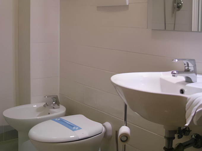 Bathroom 3, Albergo Verdi, Padua