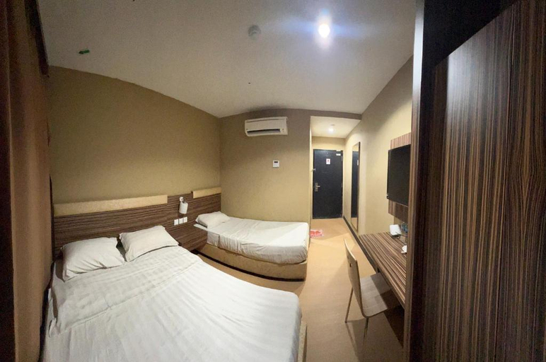 Havona Comfort @ Permas Jaya [Express Check in] Room Type - Triple Room - 1 Double Bed and 1 Single Bed