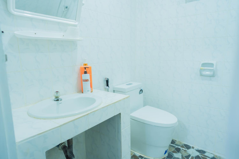Bathroom 4, Ruby Riverside Hotel & Hostel, Vientiane