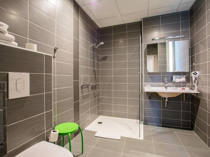 Bathroom 4, Logis Hotel-Restaurant Le Commerce, Aveyron