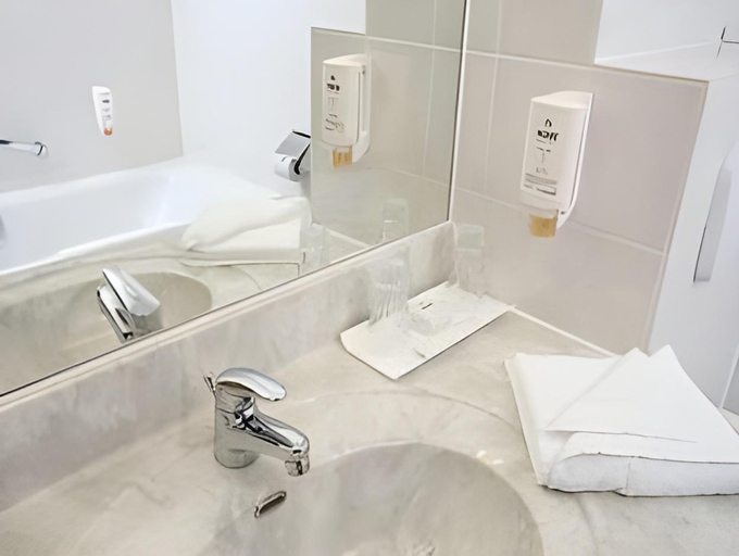 Bathroom 4, B&B Hotel Dresden-Altstadt, Dresden