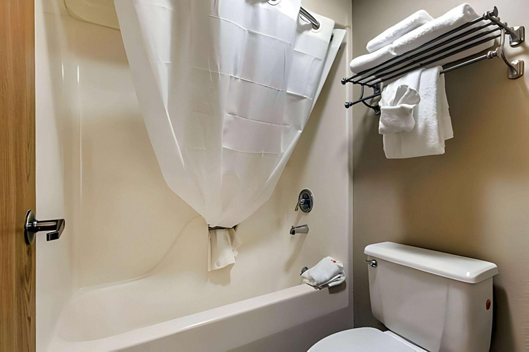 Bathroom 5, Ramada by Wyndham Branson Theatre District, Taney