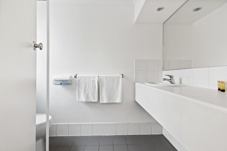 Bathroom 2, Taft Apartments, Adelaide