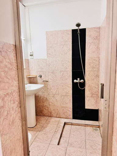 Bathroom 2, Surewo Apartment, Bentota