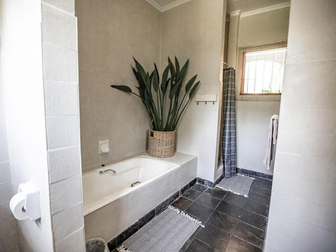 Bathroom 2, Linvale Country Lodge, Ehlanzeni