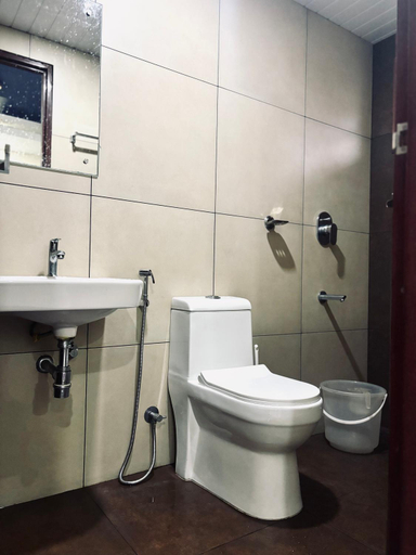 Bathroom 2, Uniro Stays, Ernakulam