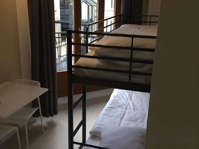 Others 5, Hotel Central, Genève