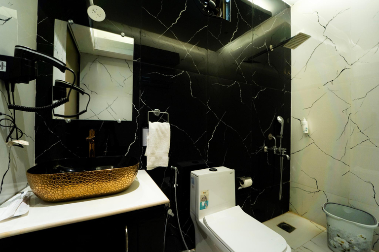 Bathroom 3, Code Red, North Goa