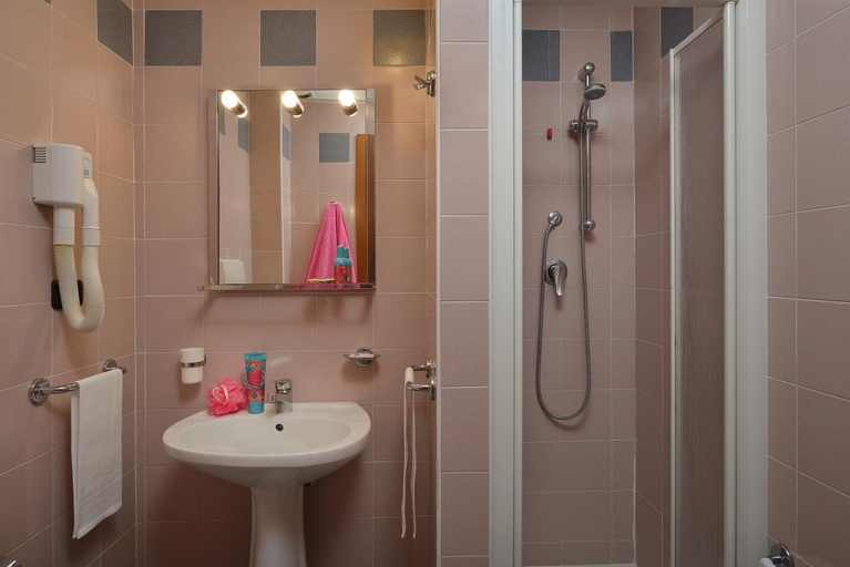 Bathroom 4, Nuovo Diana, Ancona