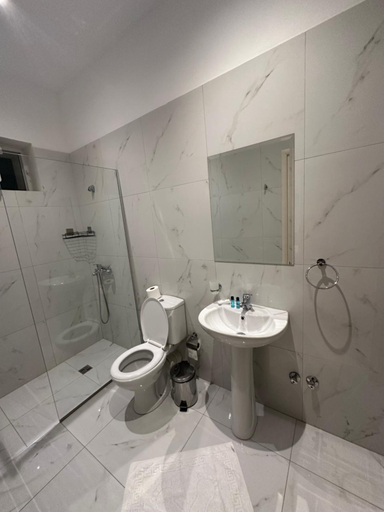 Bathroom 3, Deni's Hotel, Sarandës