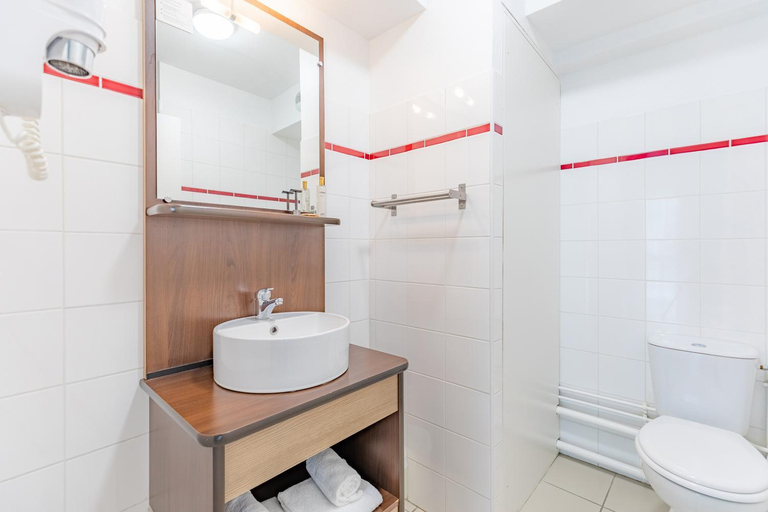 Bathroom 4, Appart'City Confort Pau Centre, Pyrénées-Atlantiques