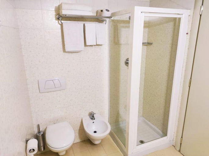 Bathroom 3, Dependance Silvestro, Verona