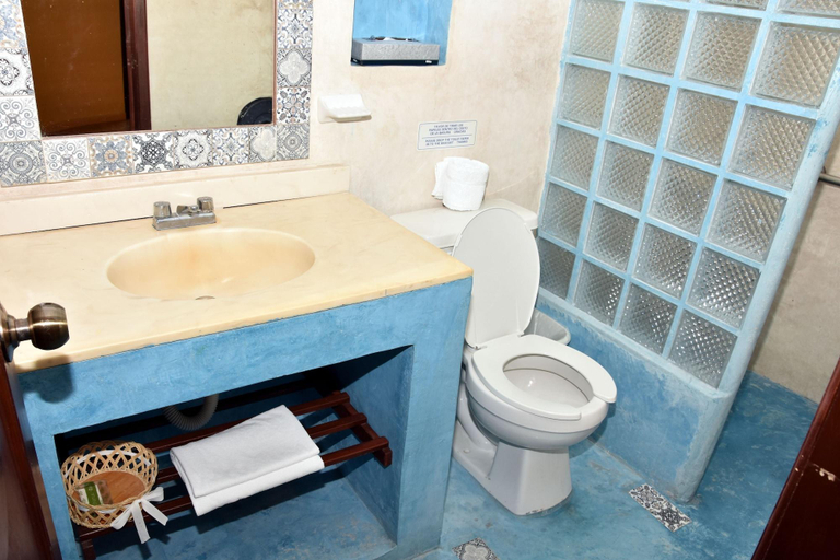 Bathroom 4, Hotel Mary Carmen, Cozumel