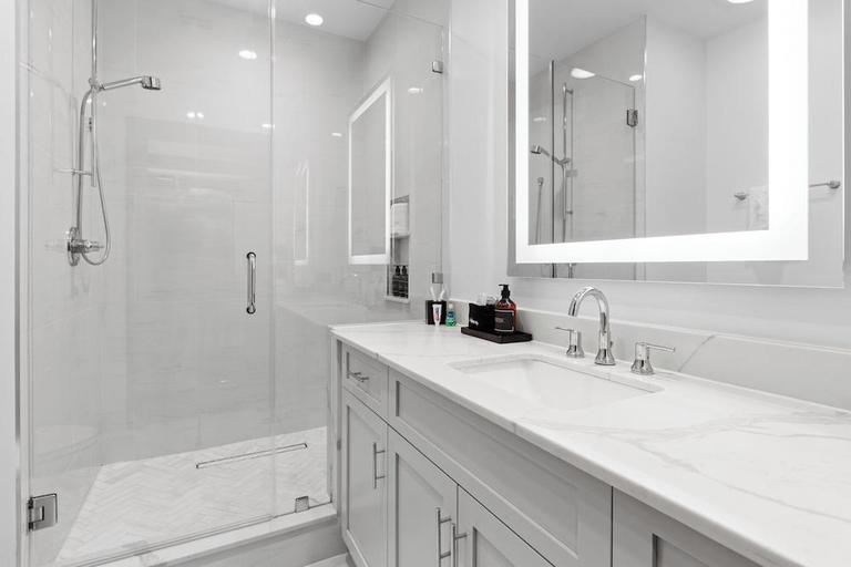 Bathroom 5, Domio Baronne St., Orleans