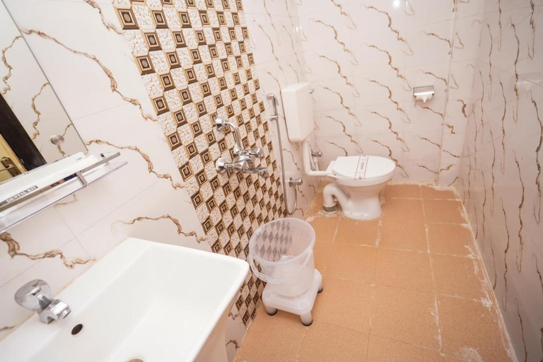 Bathroom 3, HOTEL MIDDLETON NXT, Cuttack