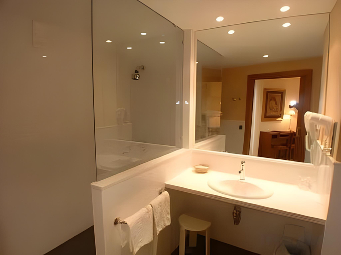 Bathroom 5, Hotel Cesaraugusta, Zaragoza