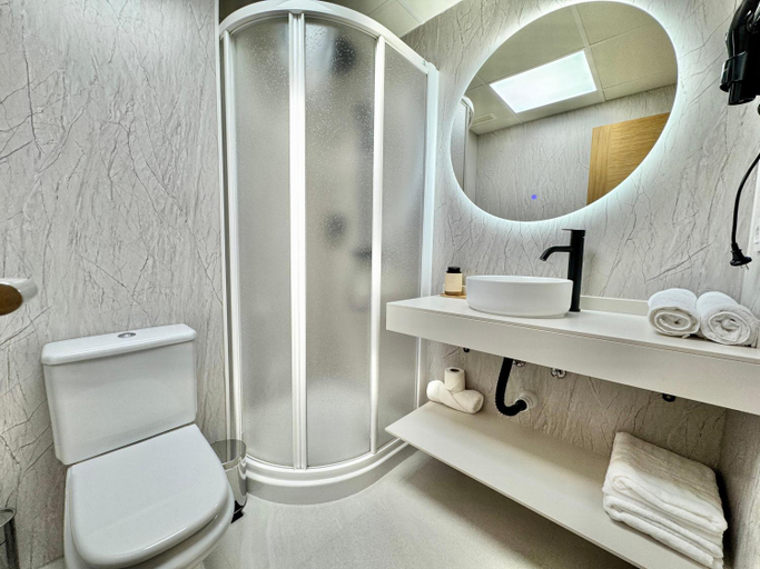 Bathroom 4, Hotel Diró, Ávila