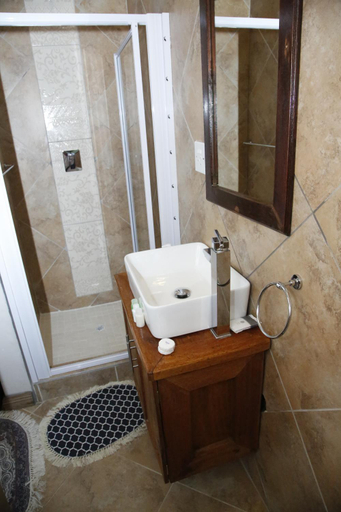 Bathroom 4, Travetel OR Tambo Airport, Ekurhuleni