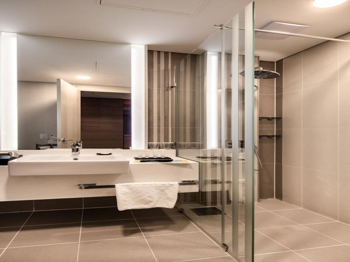 Bathroom 5, Golden Tulip Incheon Airport Hotel & Suites, Jung