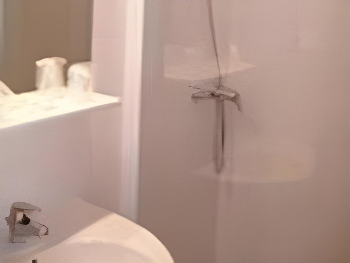 Bathroom 4, Hotel Robinson, Gers