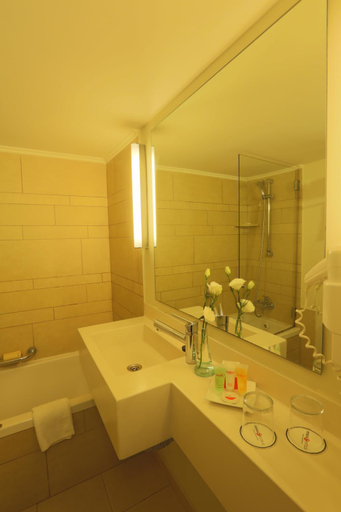 Bathroom 3, Prima Galil