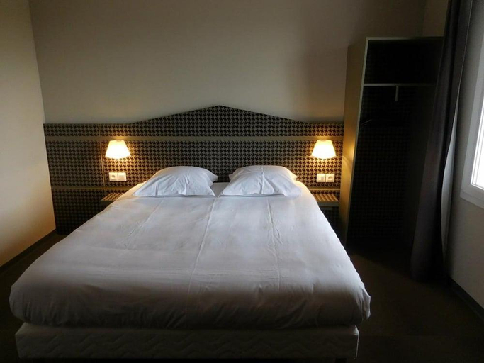 Bedroom 2, FastHotel Montmarault - Auberge du Grand Champ, Allier