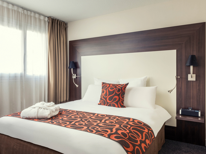 Bedroom 2, Mercure Paris Porte d'Orléans Hotel, Hauts-de-Seine