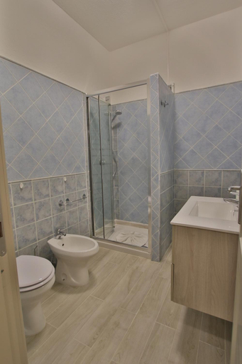 Bathroom 2, Les Chambres Au Centre, Nuoro
