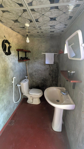 Bathroom, Three Little Birds, Tangalle