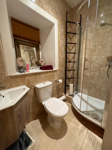 Bathroom 2, The West Highland Way Hotel and Campsite, Stirling