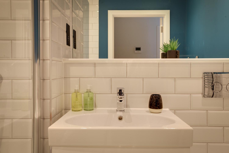 Bathroom 2, New London Life Executive Apartments, Essex