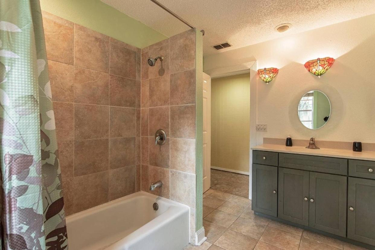 Bathroom 2, Coconut Creek Lodge, Hillsborough
