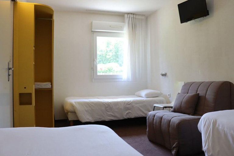 Bedroom 3, Hotel Lemand Lyon Est - Villefontaine, Isère